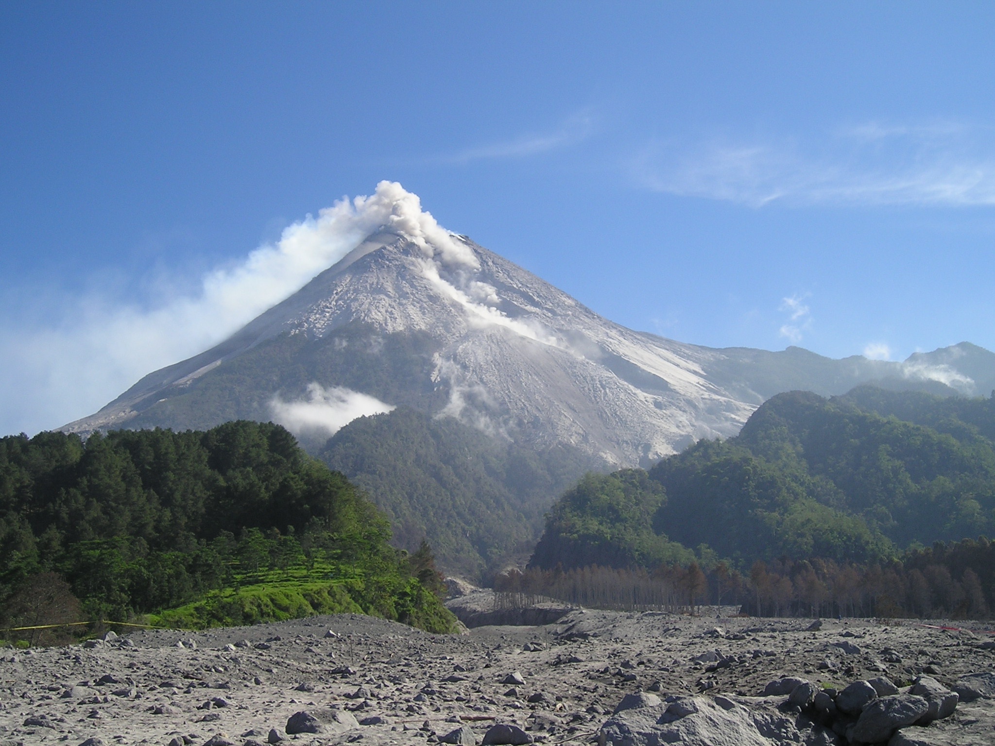 Cin  Sciences Aurignac Merapi  d un monde  l autre